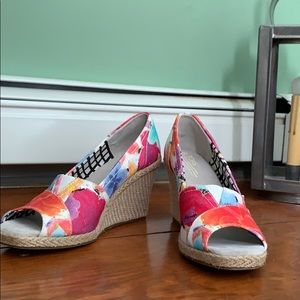 TOMS size 7.5 wedges